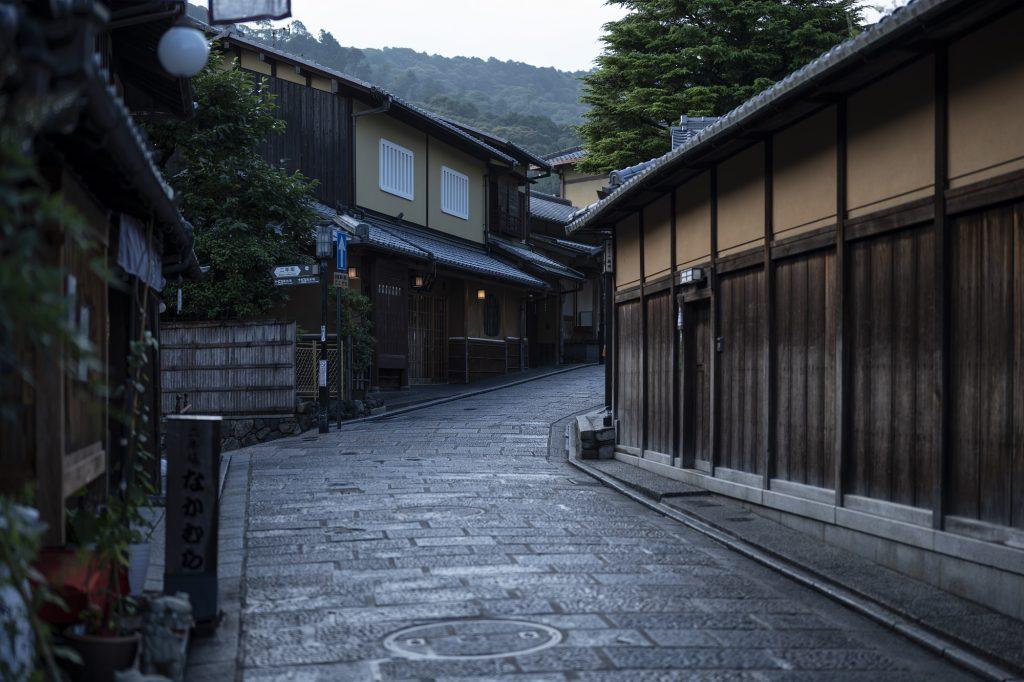 夜が明けたばかりの石畳