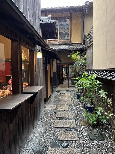 飛び石をたどって奥へ