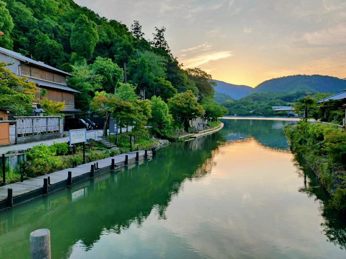 夕方の川は誰もいない