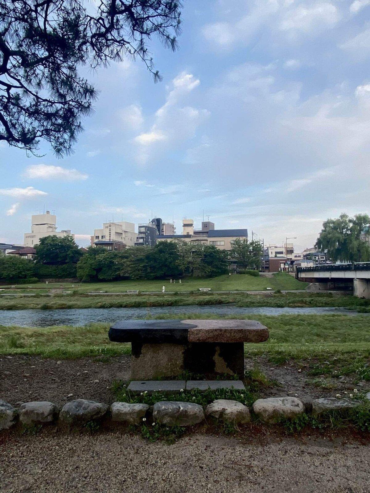 川沿いのベンチで何もしない
