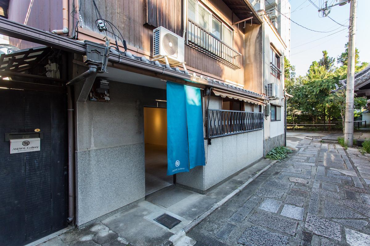 暖簾をくぐると展示室