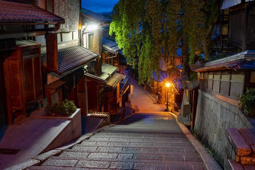 夜の石段をのぼる