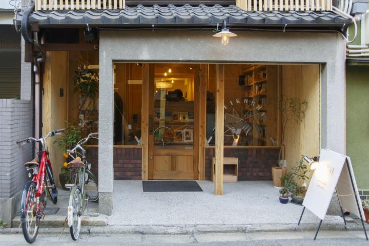 自転車を停めて本を眺める